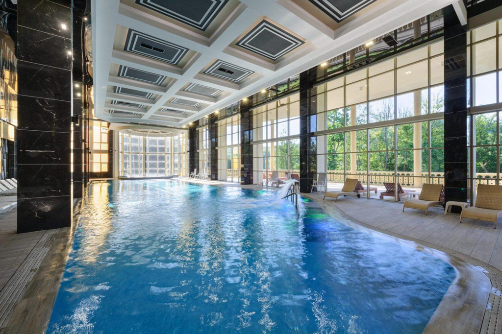 Великий критий басейн SPA-центру Arden Palace у Сатанові